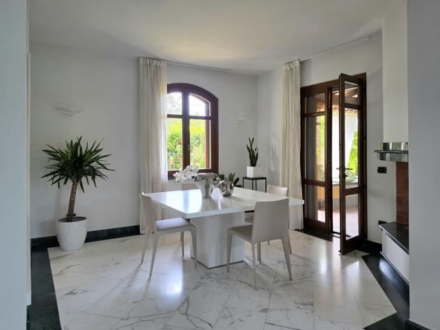 MASSA, villa di ampia metratura nella prima periferia, disposta su tre livelli con ampio giardino di circa 1.300 mq. Composta di salone con camino, cu - Foto 8