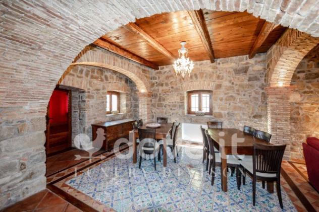 Rustico / Casale di 500 m² con 5 locali in vendita a Reitano