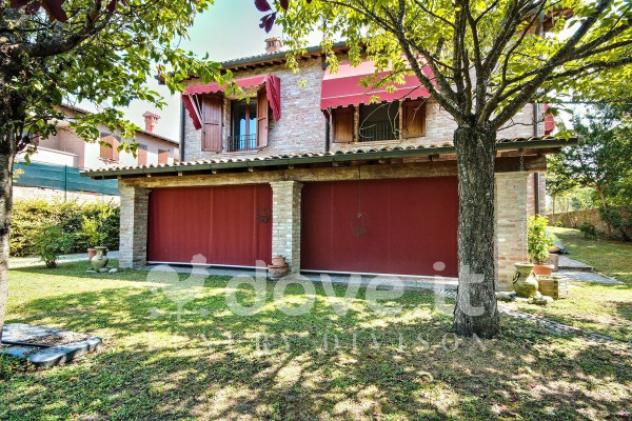 Villa di 300 m² con più di 5 locali e box auto in vendita a Ferrara