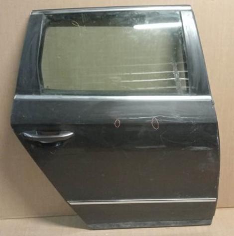 PORTA POST.D. GRIGIO SCURO MET. C/ALZ. E SERR. (2 Segni) 999-U1293410 Carrozzeria  Lamierati esterni  Porte  Porta post. dx. VOLKSWAGEN - PASSAT - 01-