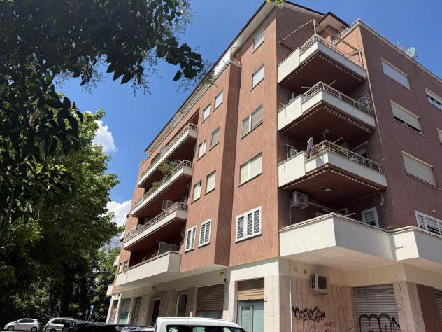 Roma -Talenti Appartamento di ampia metratura piano alto