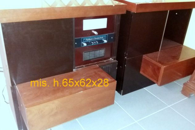 mobili con radio e lampade incorporate