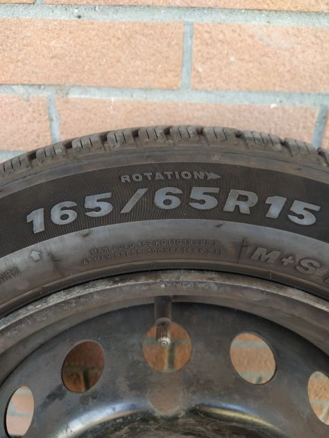 4 pneumatici invernali su cerchi 165/65 R15 - Foto 2