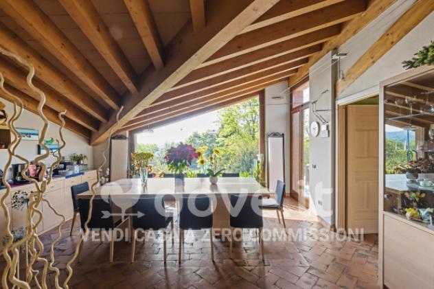 Villa di 375 m² con più di 5 locali in vendita a Gavirate