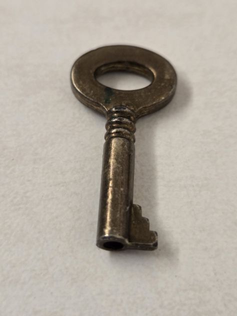 Pendente simbolico a forma di chiave, in metallo, anni '70.