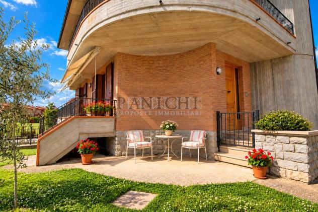 Appartamento in villetta bifamiliare con ampio giardino, terrazzo, garage e cantina - Foto 2