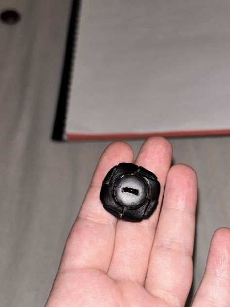 UN BOTTONE NUOVO MAI USATO IN VERA PELLE NERA INTRECCIATA E METALLO - Foto 8