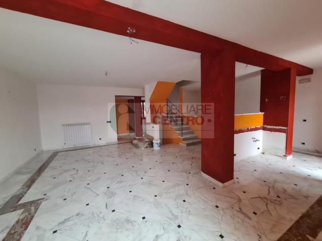 Semindipendente di ampia metratura con giardino privato e garage - Foto 2