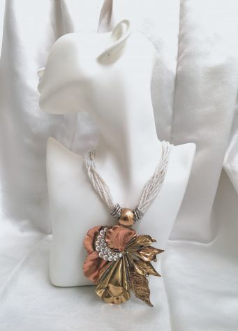 COLLIER MULTIFILO IN MICRO-PERLE E GRANDE PENDENTE DORATO EPOCA 1950-60. - Foto 2