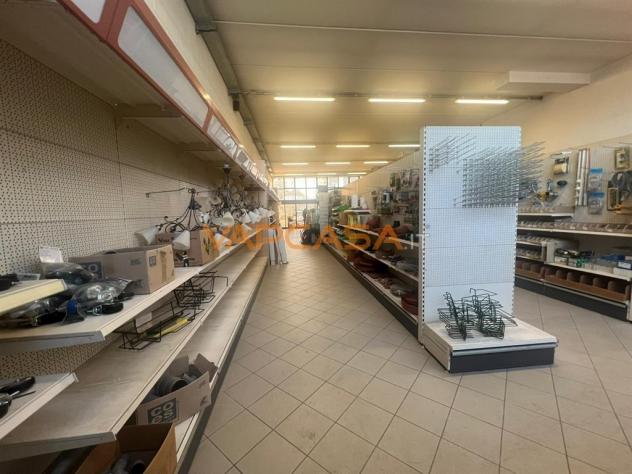 IN LOCAZIONE: Ampio Locale Open-Space con Area Esterna Coperta e Piazzale - Foto 9