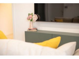 VIMERCATE 2 LOCALI più servizi e giardino