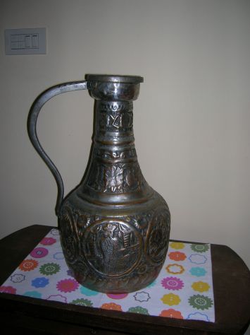 antica brocca con disegni in bassorilievo