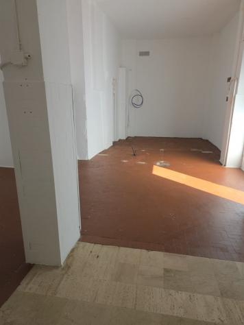 Negozio con tre vetrine, retro, bagno, cantina e box auto - Foto 8