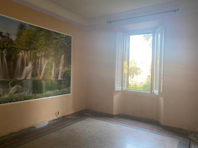 L'appartamento di mq.100 ha una buona distribuzione degli spazi con vani ampi, grandi finestre e soffitti alti; si fa apprezzare per la piacevole lumi - Foto 14