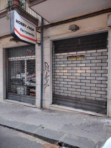 Acireale centro bottega commerciale con 2 luci