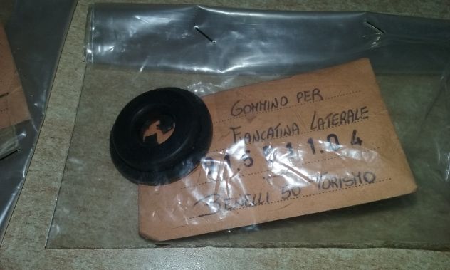 Gommino fiancatina laterale Benelli 50 Turismo GB 91551104