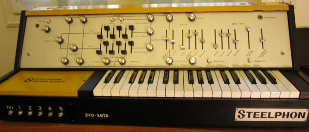 Polymoog - Minimoog - Yamaha FS 1R - Midi Oscar OSC - Synth Steelphon S 900. - Foto 2