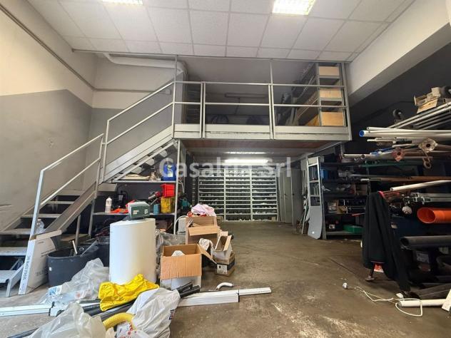 Spazio C3 con accesso furgoni, soppalco e ufficio - Foto 7