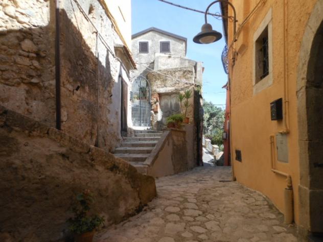 1801/PIETRAVAIRANO Casa indipendente su due livelli nel borgo antico di Pietravairano di mq 150.