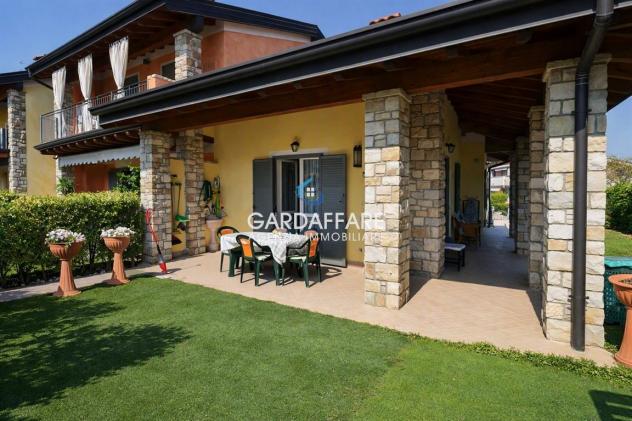 VILLETTA A SCHIERA DI TESTA CON GIARDINO SU TRE LATI E BELLISSIMO PORTICO VIVIBILE
