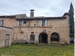 EX CONVENTO DEL '600 CON COLONNATO DI EPOCA ROMANA, ANNESSI E SORGENTE IN PARCO