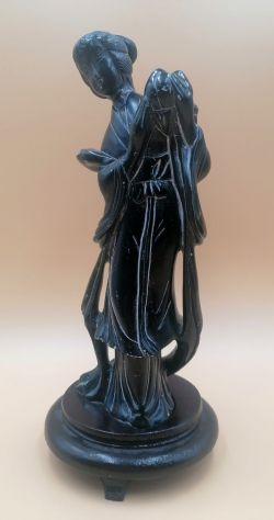 ANTICA SCULTURA DI GEISHA (O KUAN-YIN) IN GIADA VERDE SCURO/ NERA, CINA, 1900. - Foto 2