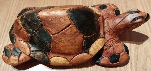 Scultura artigianale di una tartaruga realizzata in legno. - Foto 3