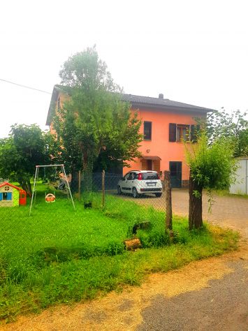 MI 502-IN ESCLUSIVA- Indipendente su 2 livelli con oltre 1000 mq di giardino