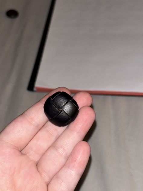 UN BOTTONE NUOVO MAI USATO IN VERA PELLE NERA INTRECCIATA E METALLO - Foto 2