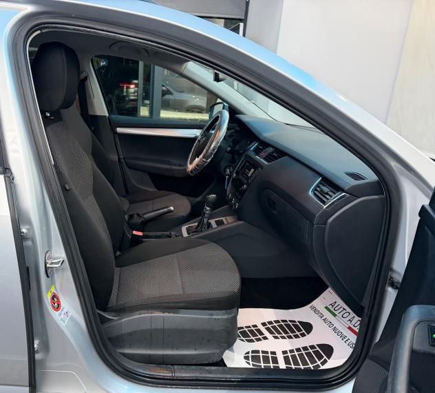 Skoda Octavia 1.6 TDI CR 105 CV Elegance - Foto 8