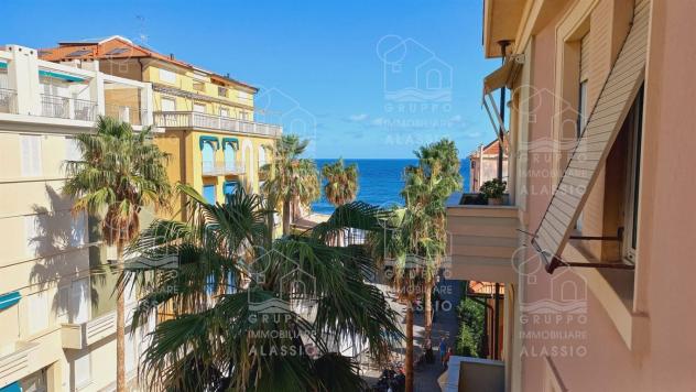 Alassio, 40 metri dal mare appartamento al terzo piano, con vista mare.