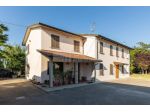 Ampia Porzione di Casa con Giardino e Servizi