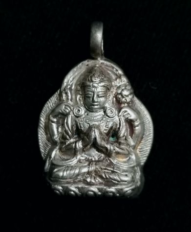 CIONDOLO IN ARGENTO 925 RAFFIGURANTE AVALOKITESHVARA, NEPAL.