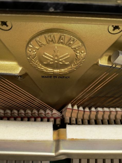 Pianoforte Yamaha U1 matricola alta dal timbro dolce con trasporto e panca incl. - Foto 4