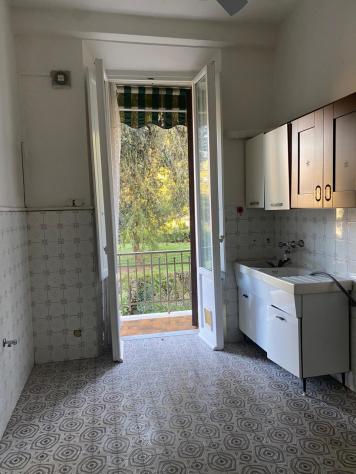 L'appartamento di mq.100 ha una buona distribuzione degli spazi con vani ampi, grandi finestre e soffitti alti; si fa apprezzare per la piacevole lumi - Foto 4
