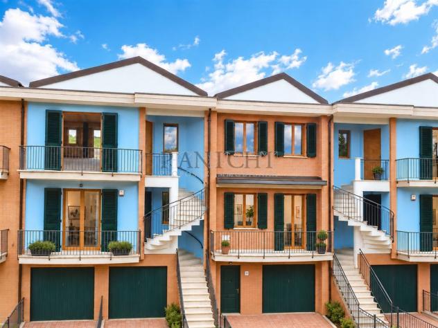 Appartamento di nuova costruzione con balconi, garage e giardino privato