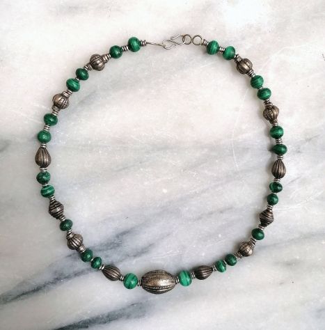 ANTICA RAFFINATA COLLANA ETNICA IN MALACHITE ED ELEMENTI DECORATIVI IN ARGENTO. - Foto 7