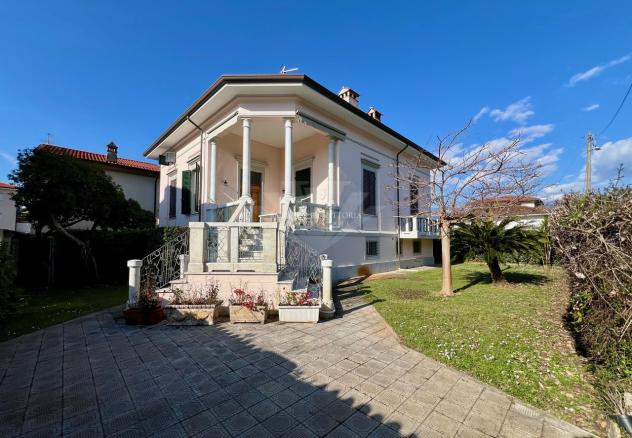 APPARTAMENTO di 8 vani e di 180 mq (PIETRASANTA) rif. 142AF - Foto 2