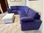 Divano blu ad angolo con puff