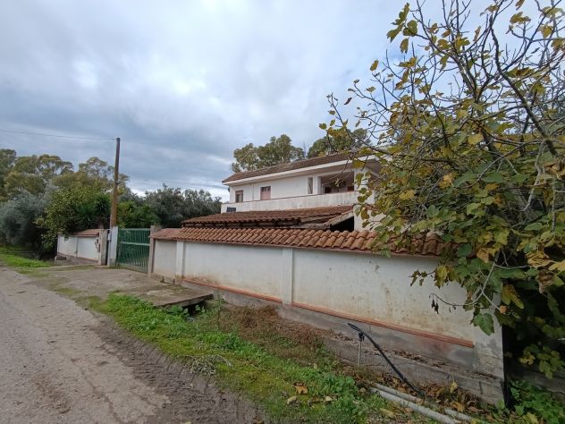 Fondo agricolo in vendita con uno stabile di 530 mq.