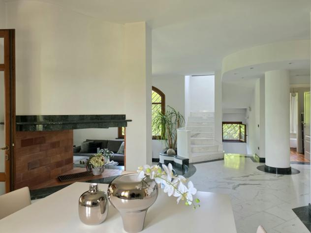 MASSA, villa di ampia metratura nella prima periferia, disposta su tre livelli con ampio giardino di circa 1.300 mq. Composta di salone con camino, cu - Foto 9