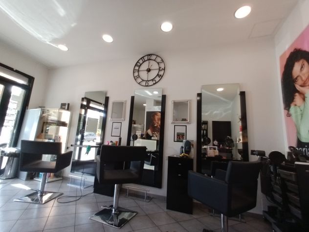 Cedesi Avviato Salone Parrucchiere – Roma EUR / Montagnola – Arredo TIGI, Ottima