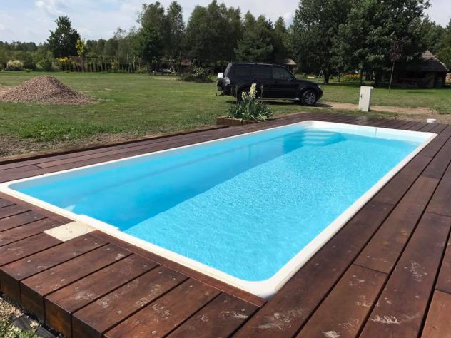 Piscina in vetroresina con sistema di filtraggio e trasporto