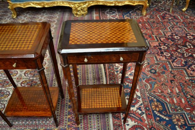 Coppia di tavolini-comodini stile Luigi XVI a scacchiera - Foto 7