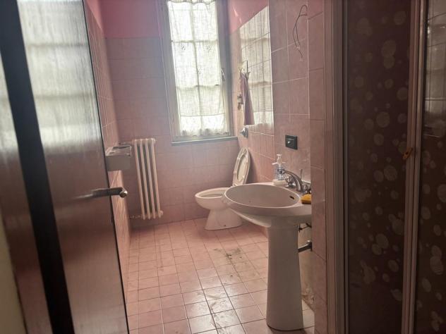 VILLA SINGOLA CON DUE APPARTAMENTI DA PARZIALMENTE RISTRUTTURARE - Foto 8