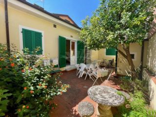 APPARTAMENTO INDIPENDENTE di 7 vani (PIETRASANTA) rif. 0186