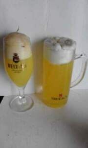 2 bicchieri da birra pubblicitari con candele