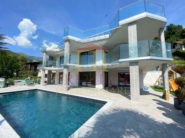 MODERNA VILLA DI LUSSO CON PISCINA E ROOFTOP PANORAMICO