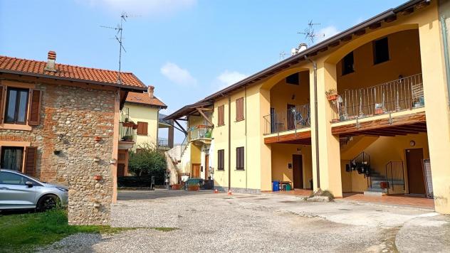 In Caratteristico casale ristrutturato, accattivante appartamento su due livelli con travi a vista.