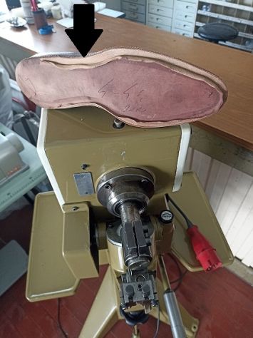 MACCHINA INCRENATRICE SUOLE SU SCARPA MONTATA